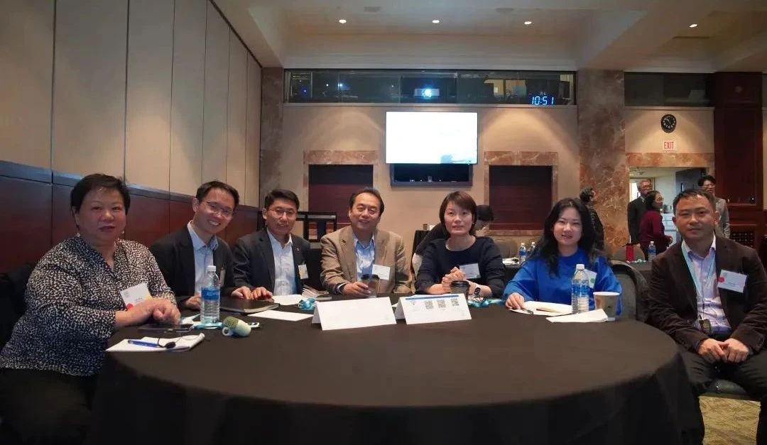 廖军华博士（右1）参加2025全球高管医疗峰会合影
